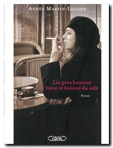 Les gens heureux lisent et boivent du café